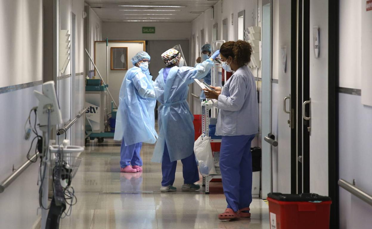 Sanitarios del hospital Reina Sofía de Murcia, en una foto de archivo.