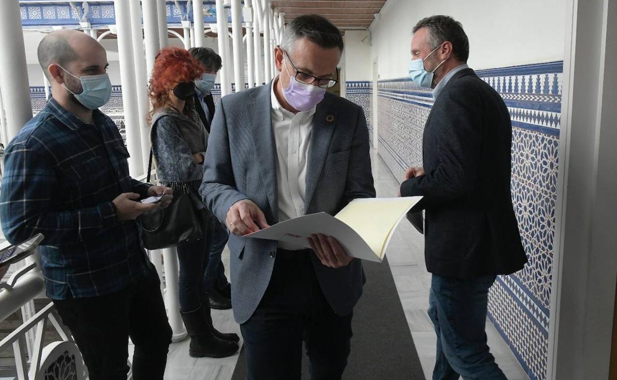 Diego Conesa, este martes, tras salir de la Junta de Portavoces de la Asamblea. 