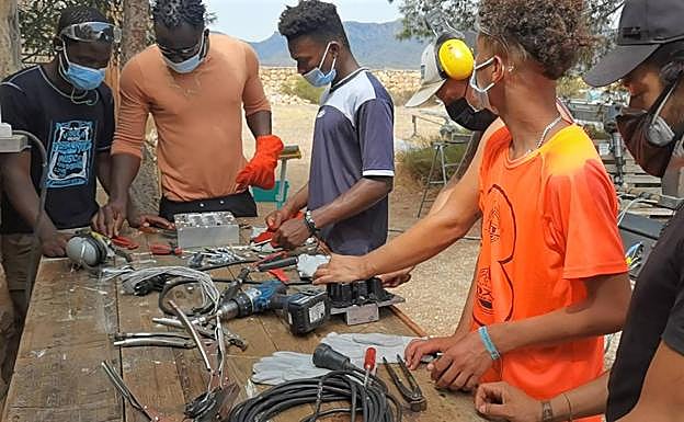 Menores de la Asociación Engloba en plena faena. 