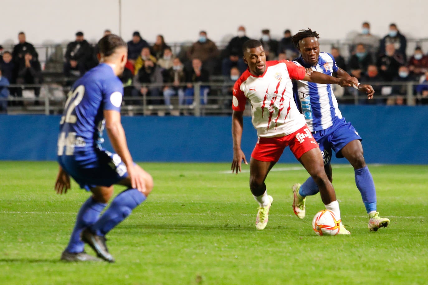 Fotos: Un heroico Águilas cae en los penaltis frente al Almería