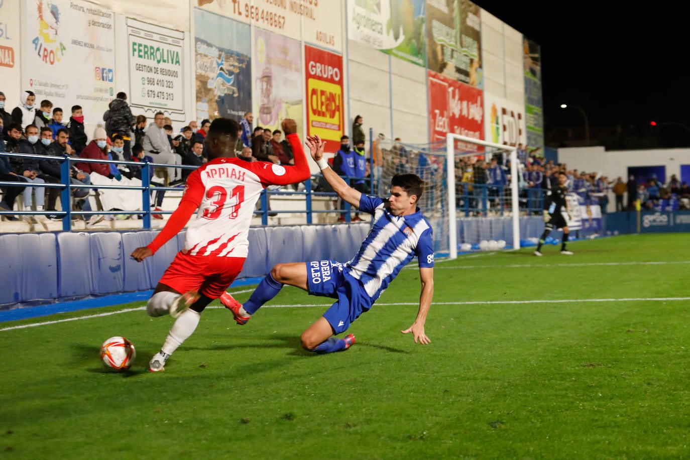 Fotos: Un heroico Águilas cae en los penaltis frente al Almería