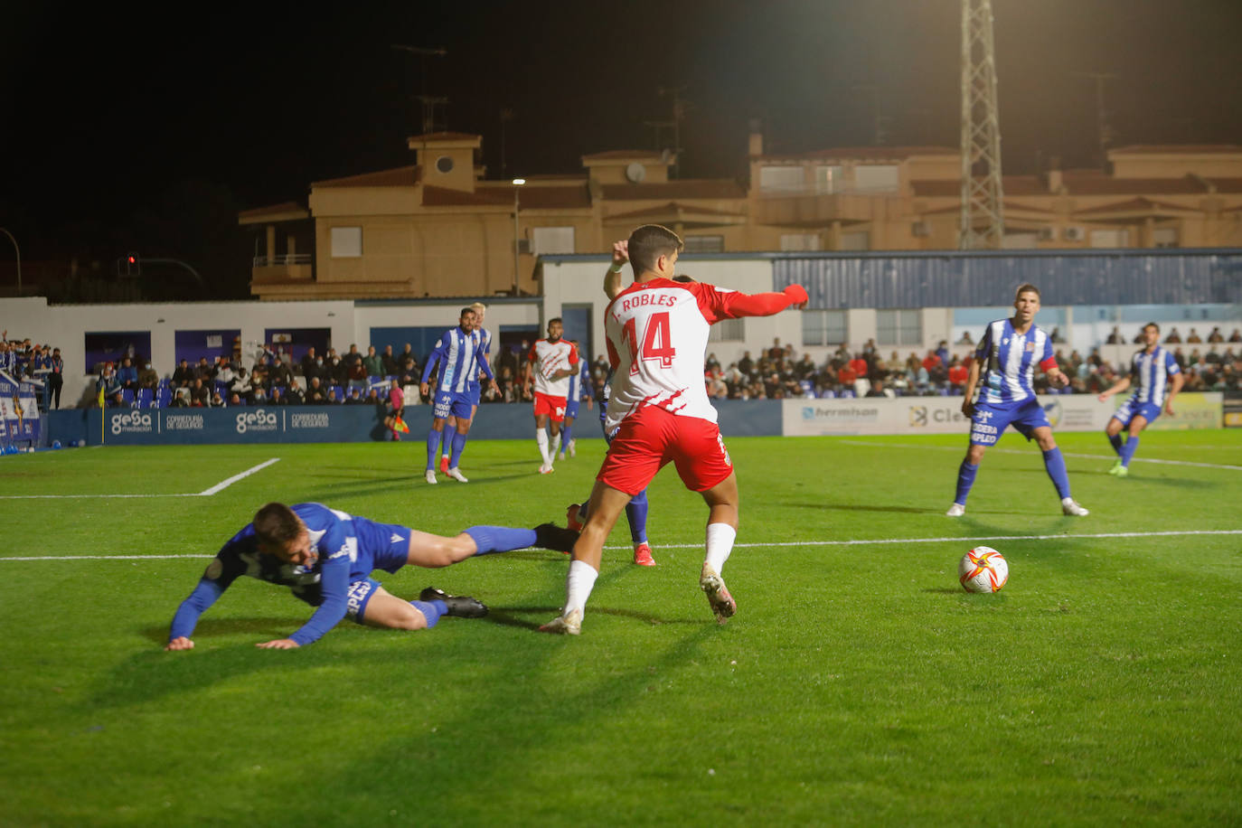 Fotos: Un heroico Águilas cae en los penaltis frente al Almería