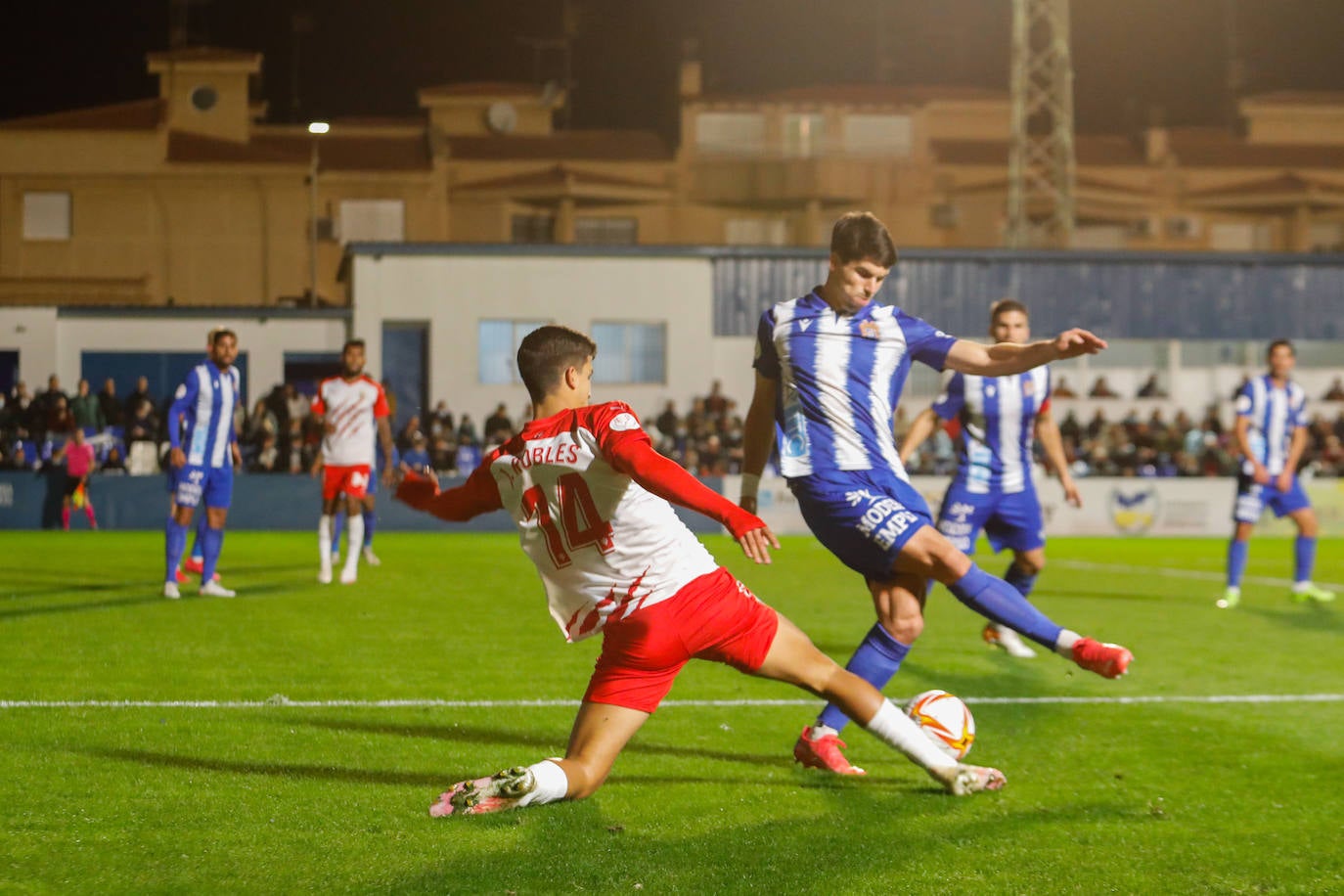 Fotos: Un heroico Águilas cae en los penaltis frente al Almería