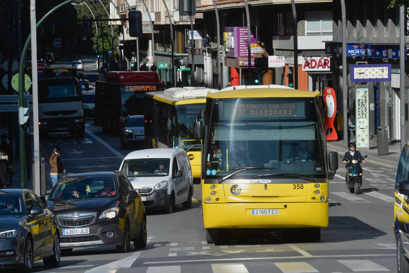 Fotos: Desconcierto en las paradas a dos días de los nuevos autobuses en Murcia