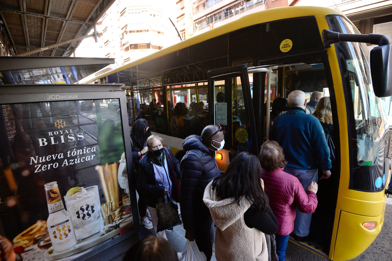 Fotos: Desconcierto en las paradas a dos días de los nuevos autobuses en Murcia