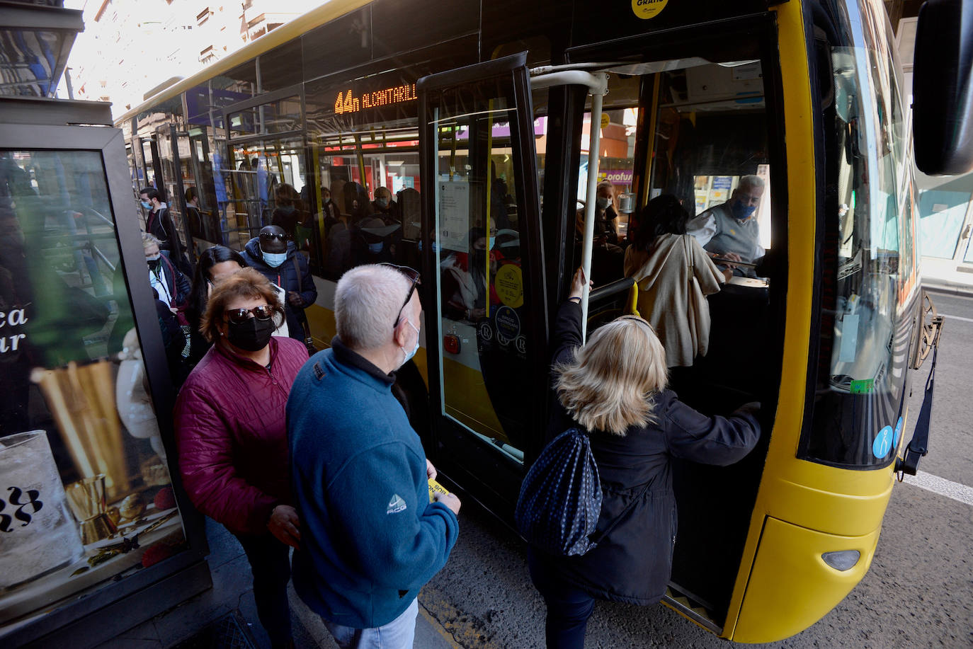 Fotos: Desconcierto en las paradas a dos días de los nuevos autobuses en Murcia