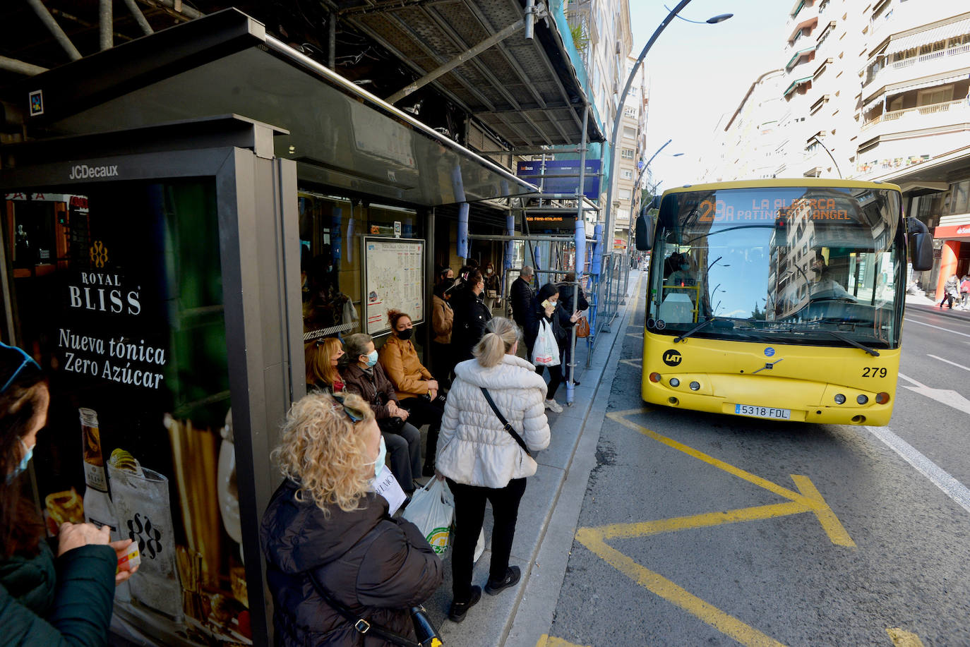 Fotos: Desconcierto en las paradas a dos días de los nuevos autobuses en Murcia