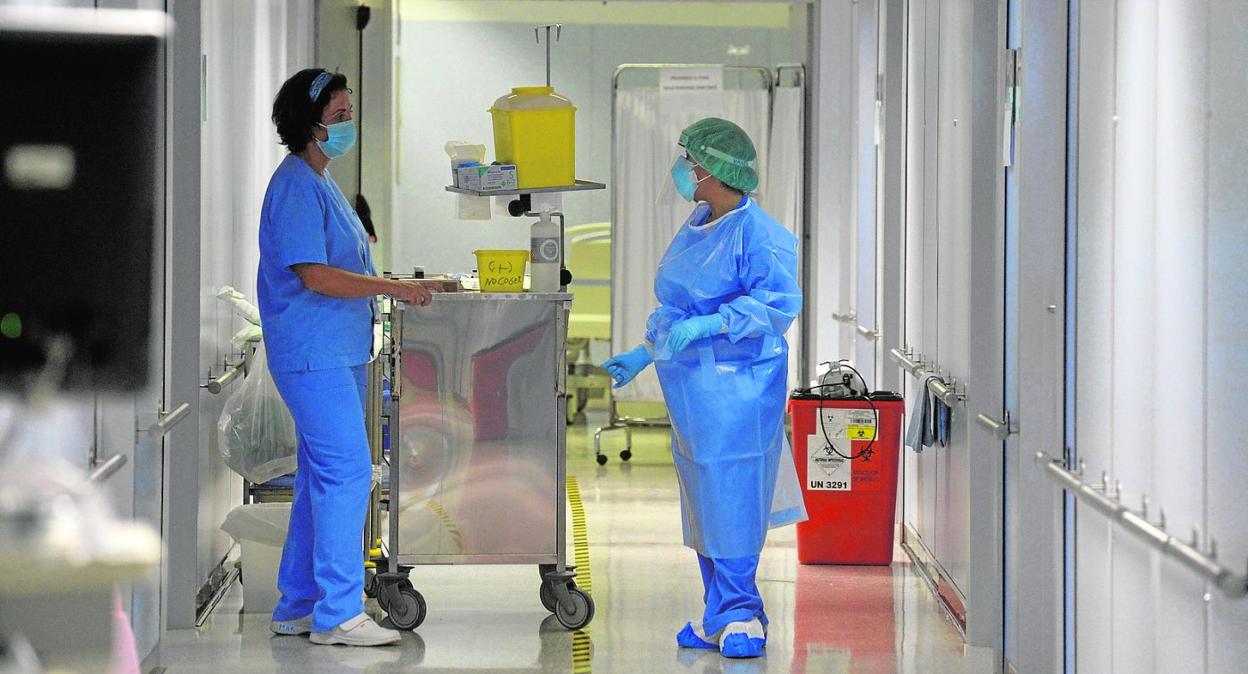 Dos sanitarias en la planta Covid del Hospital Reina Sofía, la semana pasada. 