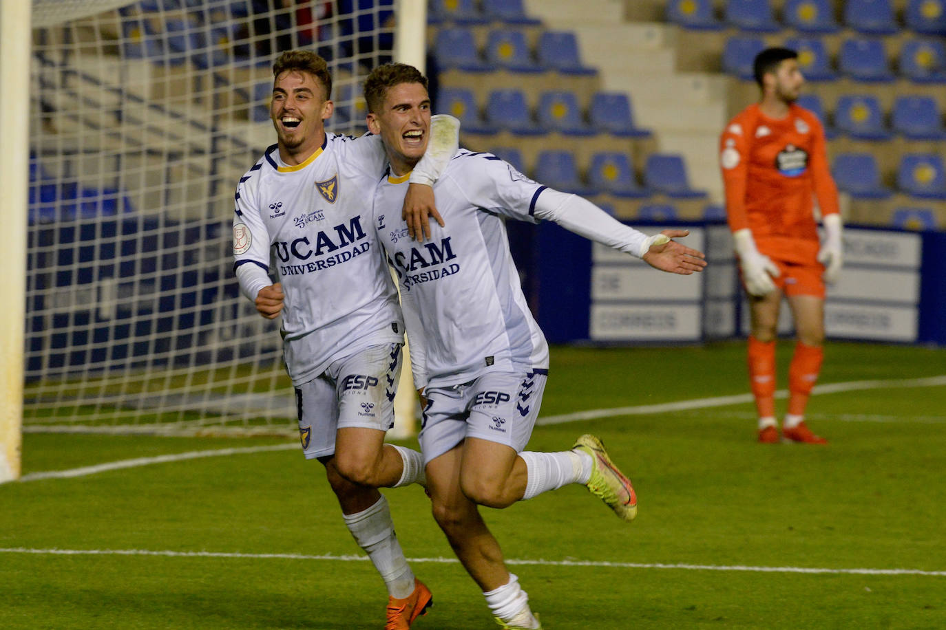 Fotos: El UCAM hace sufrir a un Deportivo letal (3-4)