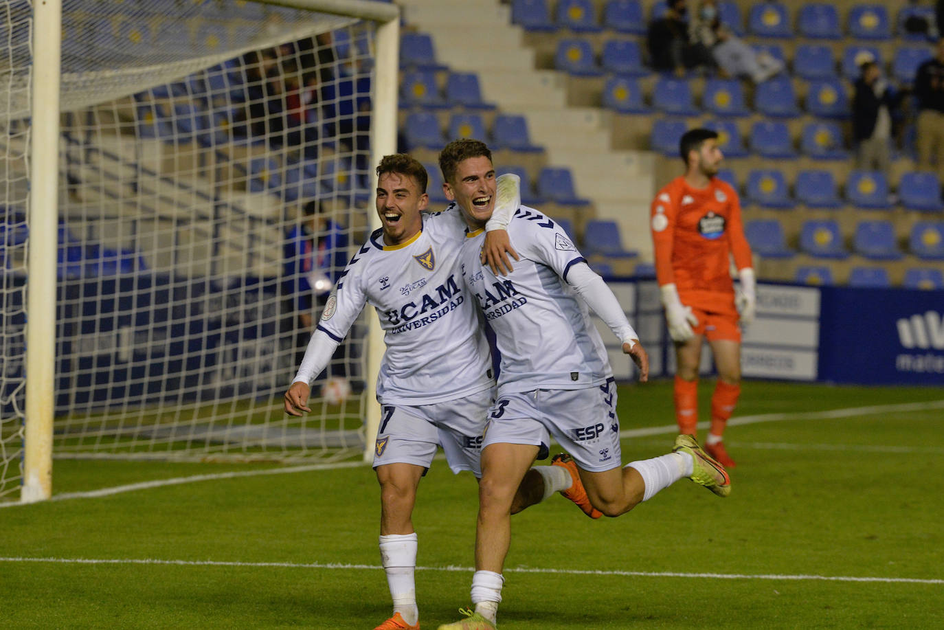 Fotos: El UCAM hace sufrir a un Deportivo letal (3-4)