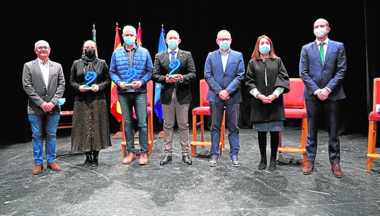Los representantes municipales con los galardones. 