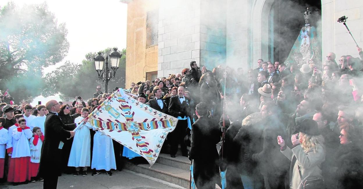 Juego de la Bandera ante la Patrona.