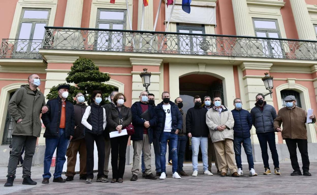 Representantes de la Plataforma en Defensa del Transporte Público en Murcia, este jueves.