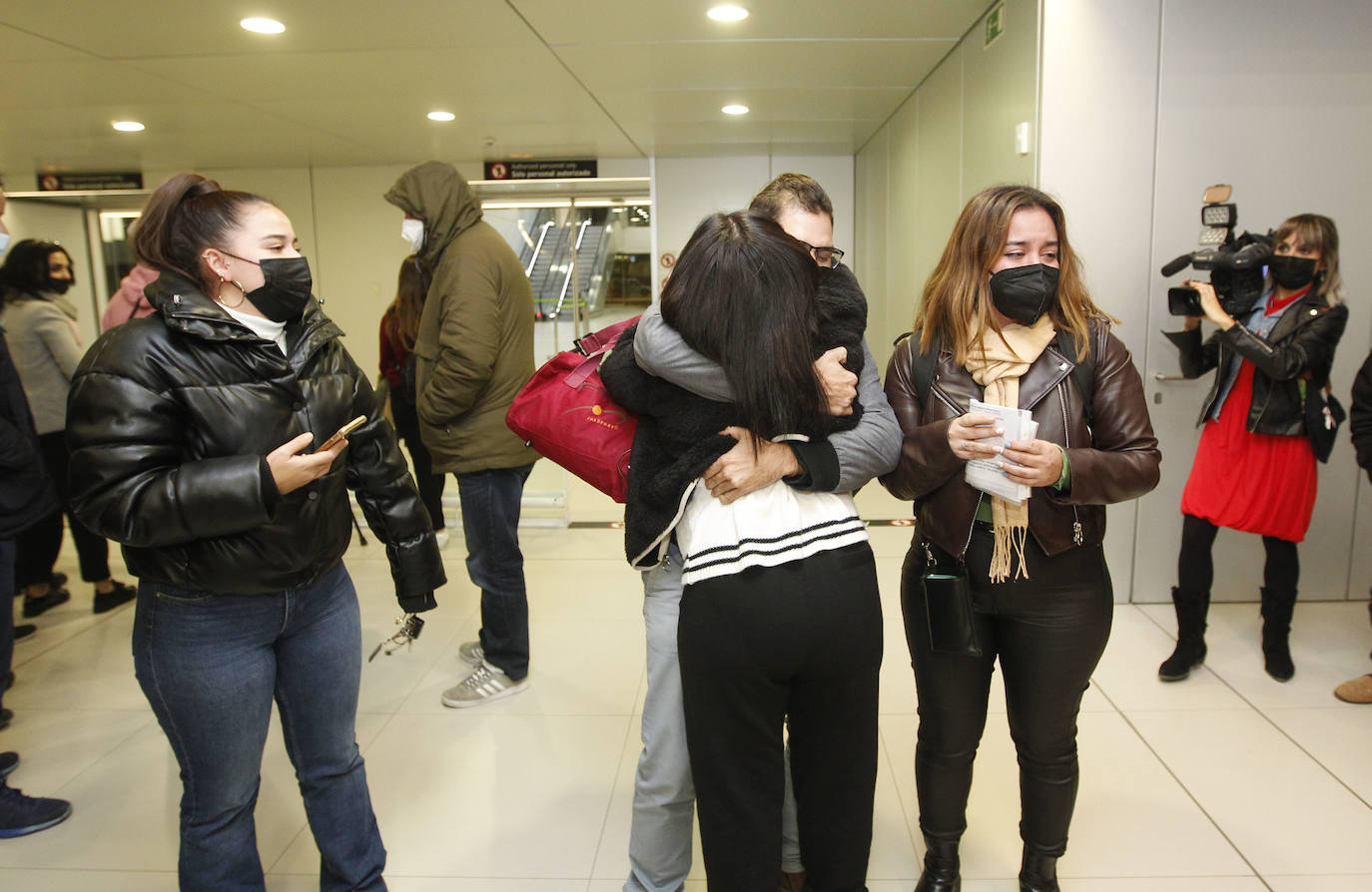 Fotos: Llegan a la Región los murcianos atrapados en Marruecos por el cierre de sus fronteras