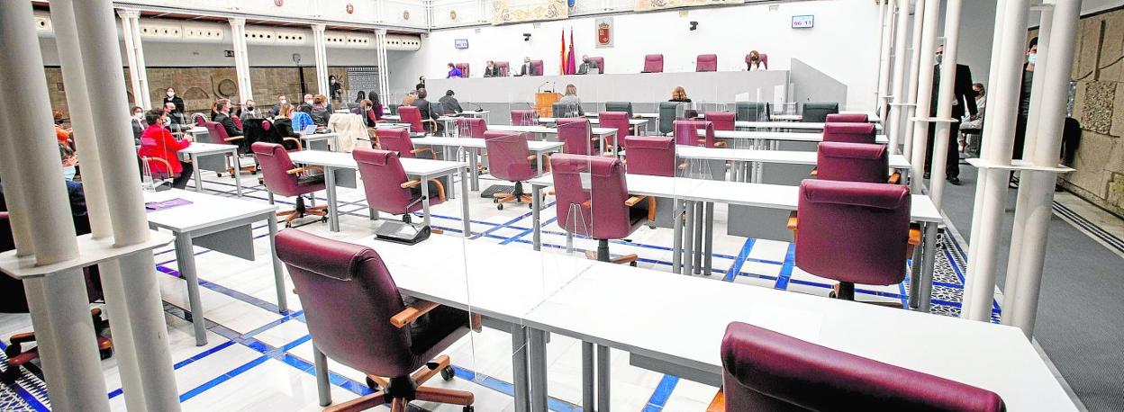 Escaños correspondientes a los dos diputados leales a Ciudadanos y, por delante, los del Grupo Socialista, vacíos, durante la celebración del Pleno extraordinario para pedir la devolución del Estatuto. 