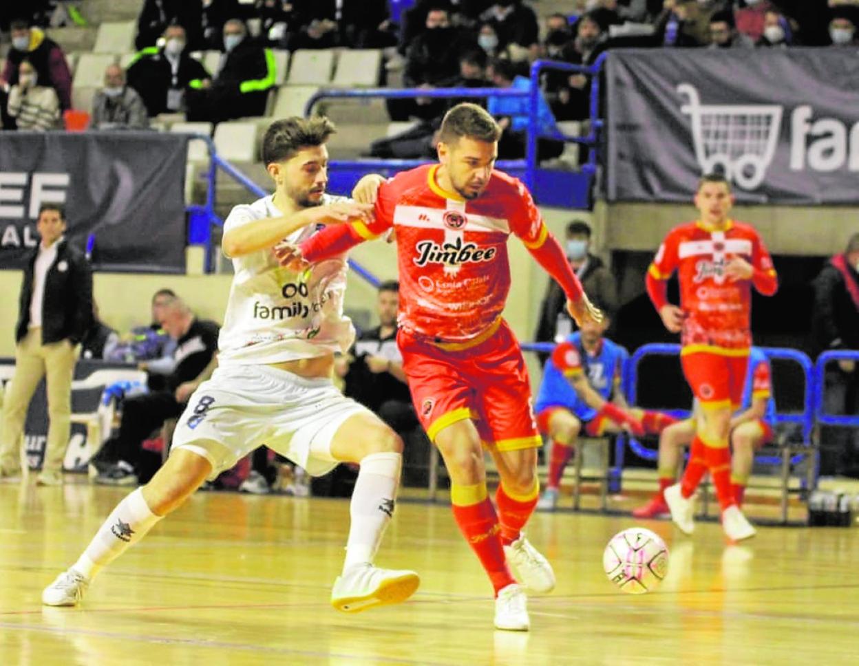 Andresito intenta controlar el balón ante la presión de Peiró, jugador del Alzira, el pasado martes. 