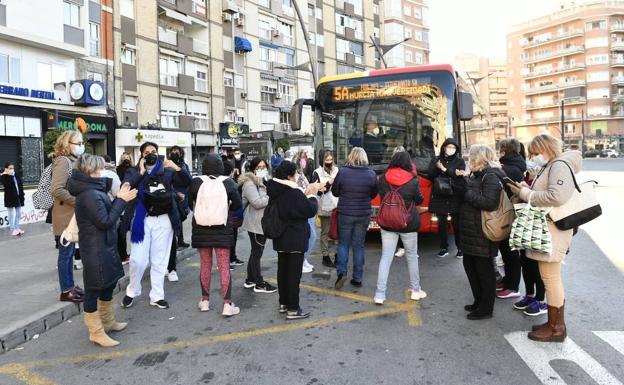 Protesta de las viajeras de la línea 5A.