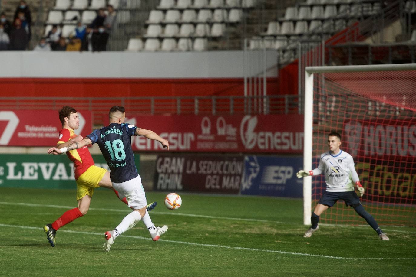 Fotos: El Cádiz no tiene piedad del Villa de Fortuna (0-7)