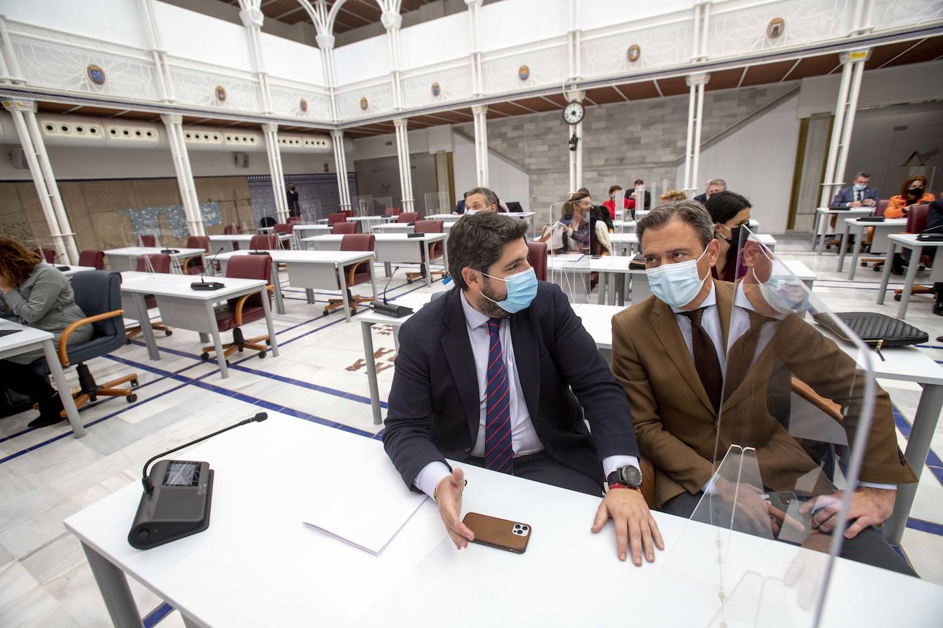 Fotos: Gobierno y oposición dinamitan el diálogo y el consenso con la retirada del Estatuto