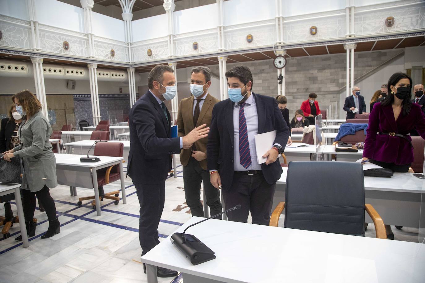 Fotos: Gobierno y oposición dinamitan el diálogo y el consenso con la retirada del Estatuto