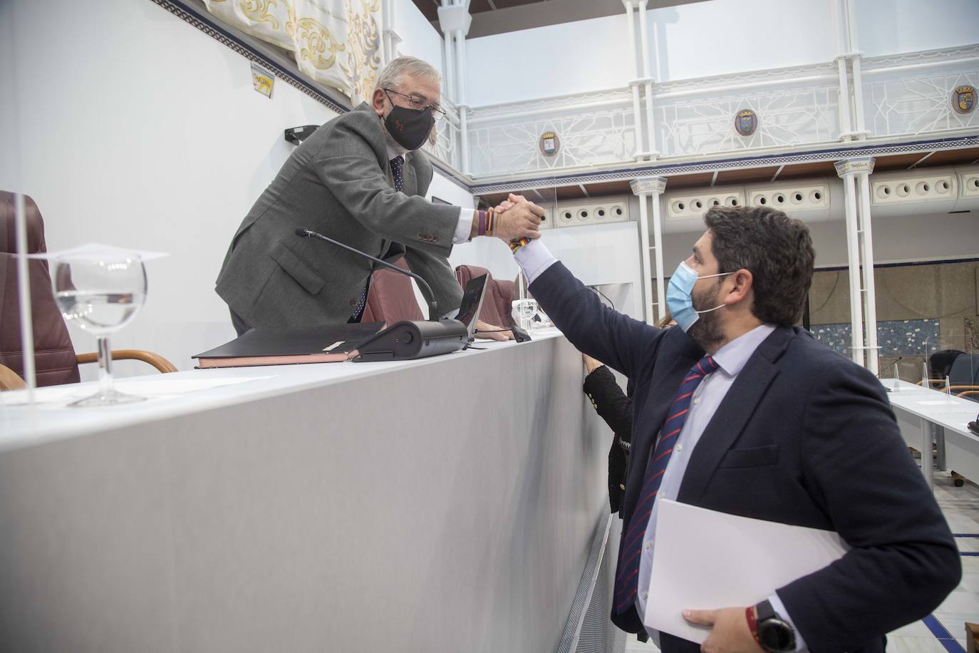 Fotos: Gobierno y oposición dinamitan el diálogo y el consenso con la retirada del Estatuto