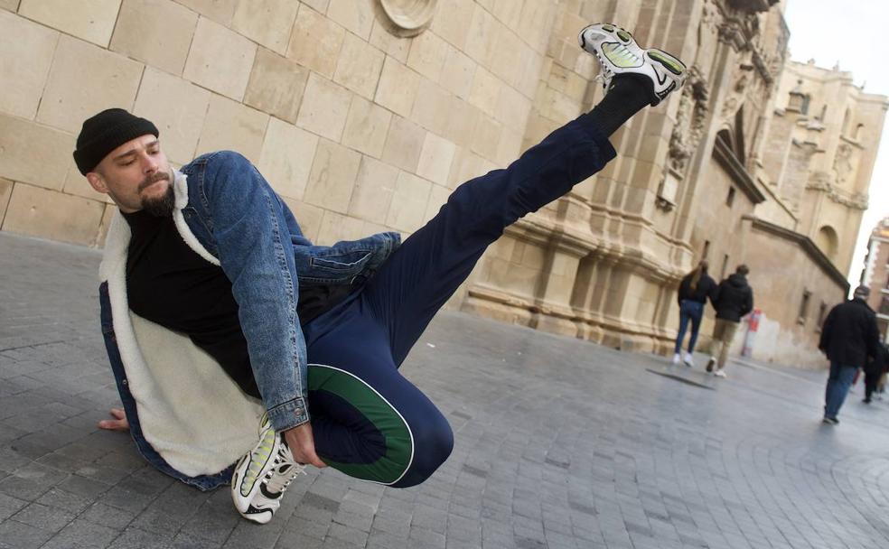 El bailarín de 'breaking' Álvaro Delgado, en acción en la plaza Belluga, el jueves. 
