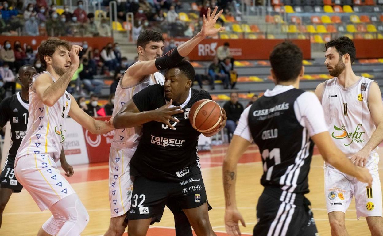 Andre Berry es presionado por dos rivales, este domingo, contra el Alginet. 