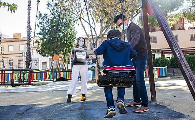Alfonso Cabadés, Cristina Alcántara y el pequeño Álvaro, en su casa de Cabezo de Torres.
