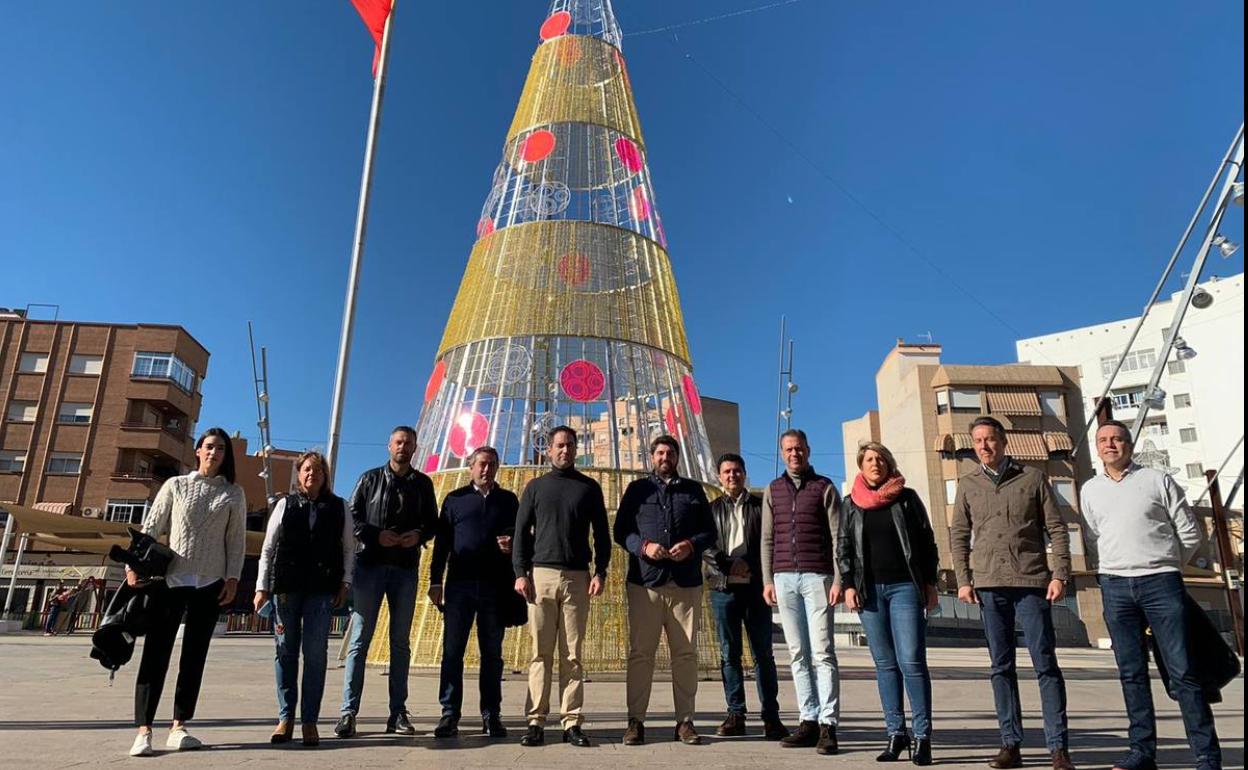 García Egea y López Miras -centro-, en Alcantarilla, con alcaldes del PP.