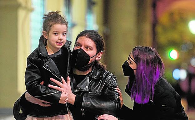 José Ramón Fernández, con Emma en brazos y Raquel Sastre.