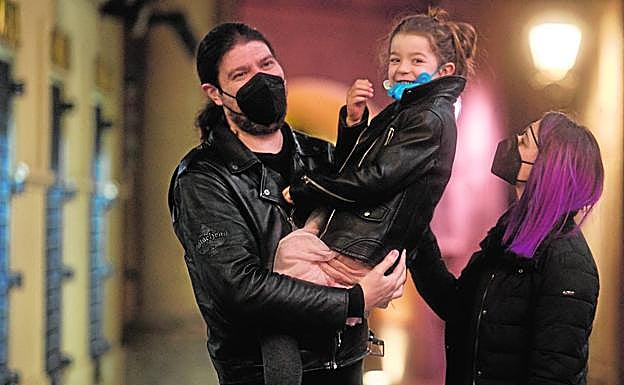 José Ramón Fernández, con Emma en brazos y su pareja Raquel Sastre.