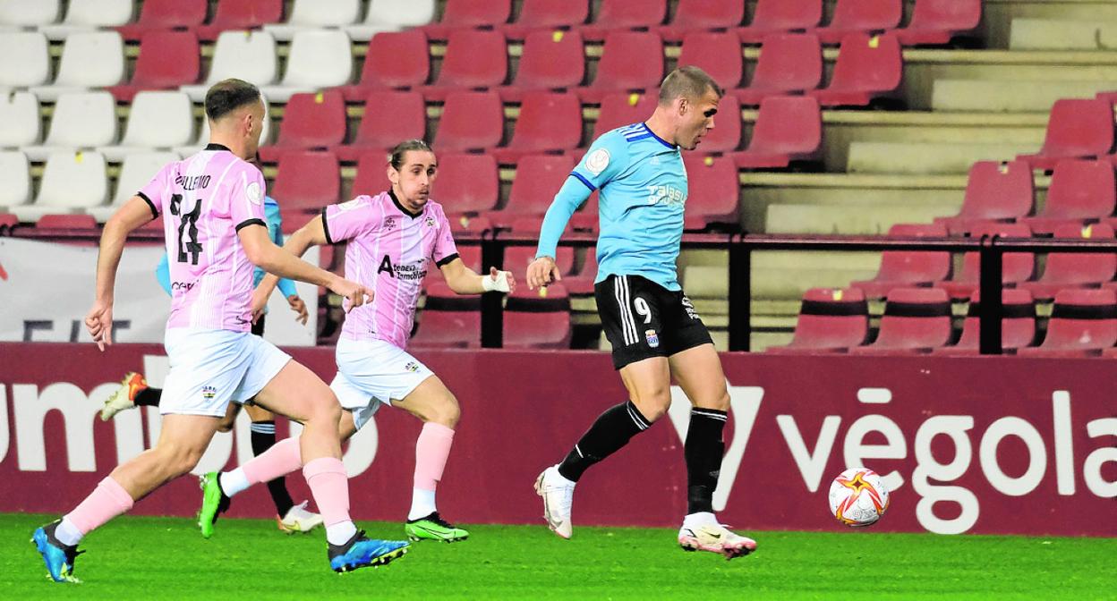 Ortuño conduce la pelota, en el partido del pasado martes, en Copa, contra el Racing Rioja. 