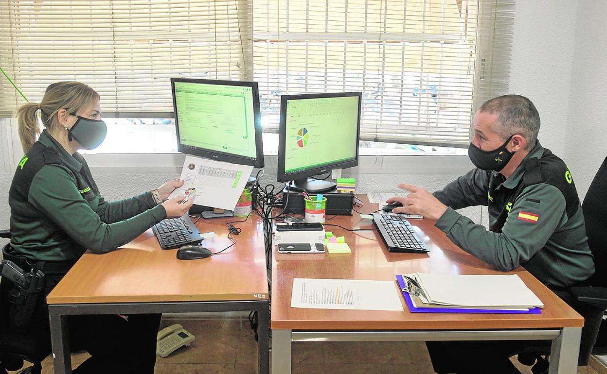 Los agentes Elida Sevilla e Ildefonso Sánchez, en la sede del equipo Arroba en Murcia. 