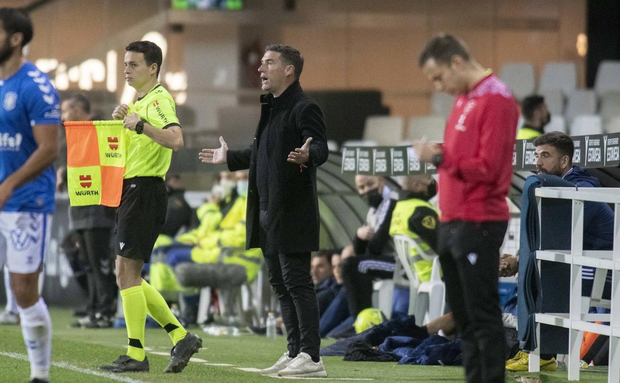 Luis Carrión, anoche, en el área técnica. 
