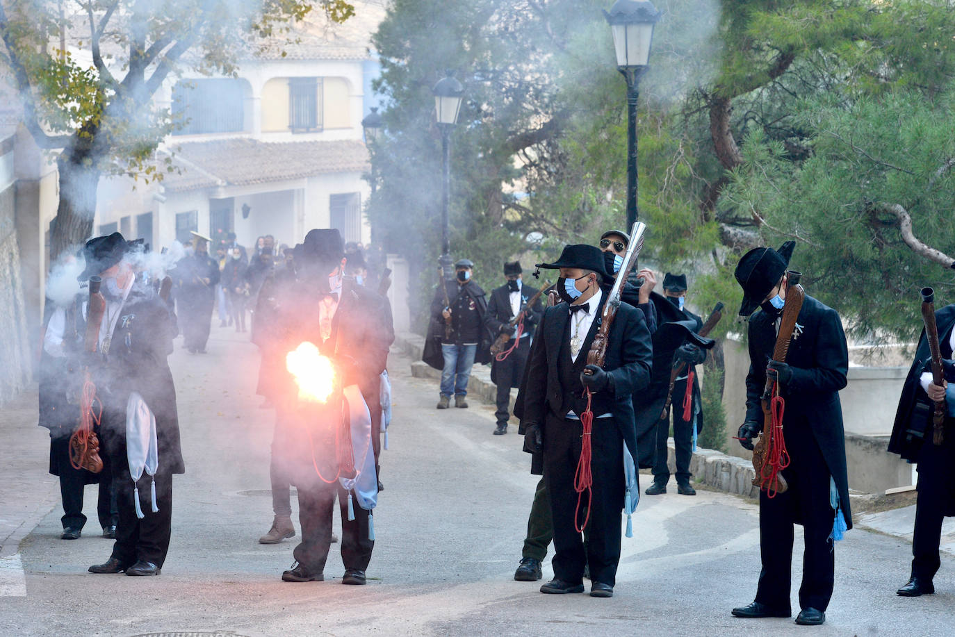 Fotos: Bajada de la Virgen del Castillo en Yecla entre pólvora y repiques de campanas
