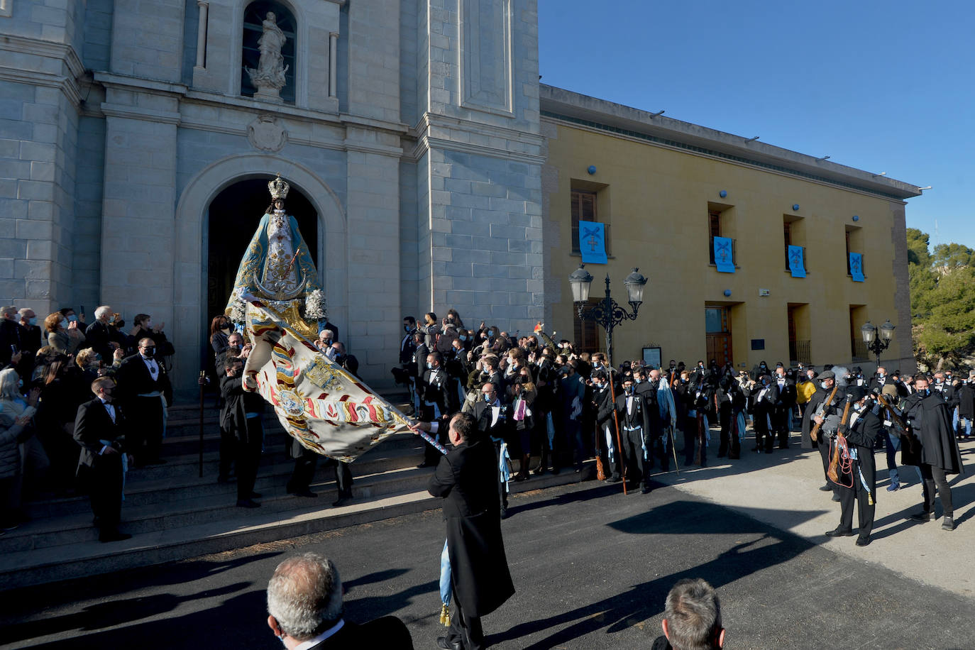 Fotos: Bajada de la Virgen del Castillo en Yecla entre pólvora y repiques de campanas