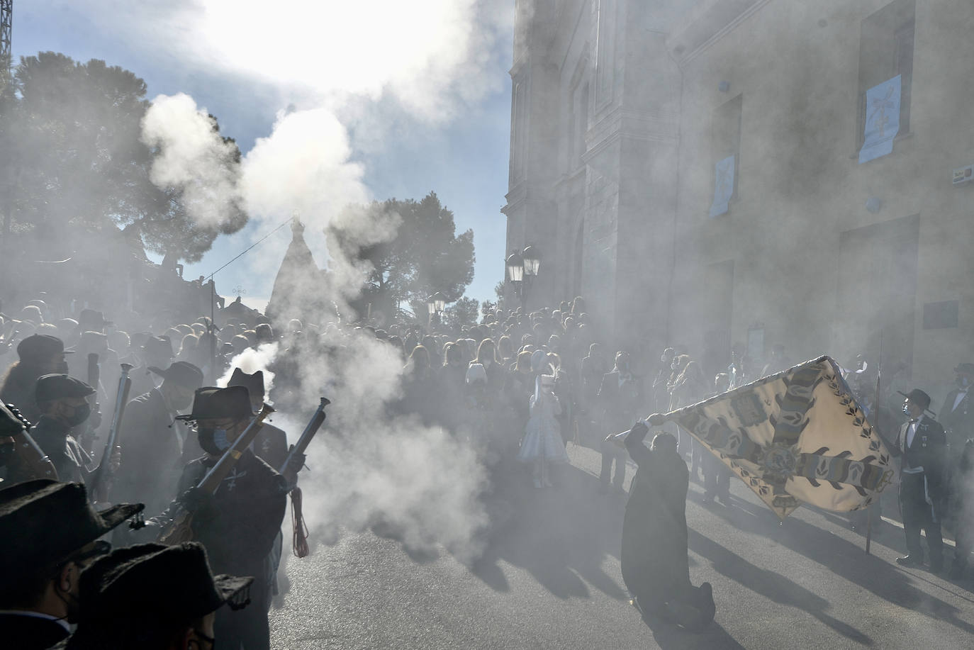 Fotos: Bajada de la Virgen del Castillo en Yecla entre pólvora y repiques de campanas