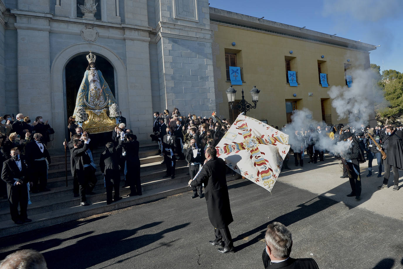 Fotos: Bajada de la Virgen del Castillo en Yecla entre pólvora y repiques de campanas