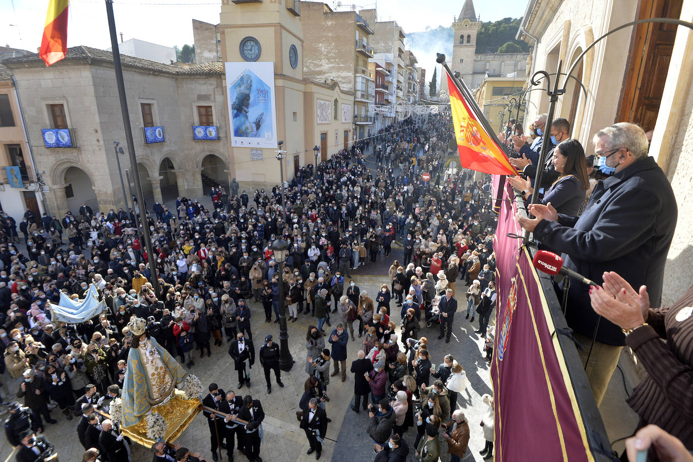 Fotos: Bajada de la Virgen del Castillo en Yecla entre pólvora y repiques de campanas