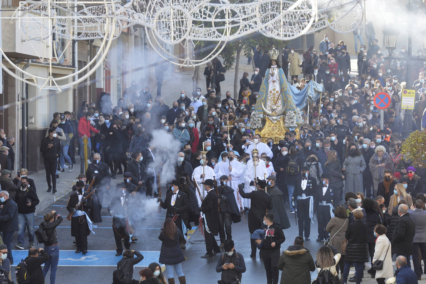 Fotos: Bajada de la Virgen del Castillo en Yecla entre pólvora y repiques de campanas