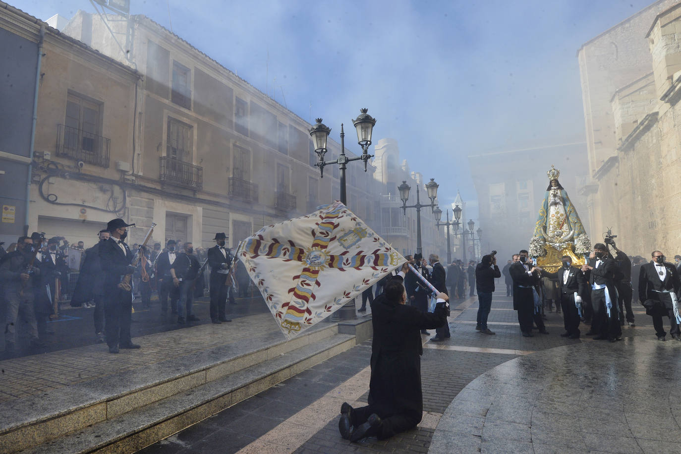 Fotos: Bajada de la Virgen del Castillo en Yecla entre pólvora y repiques de campanas