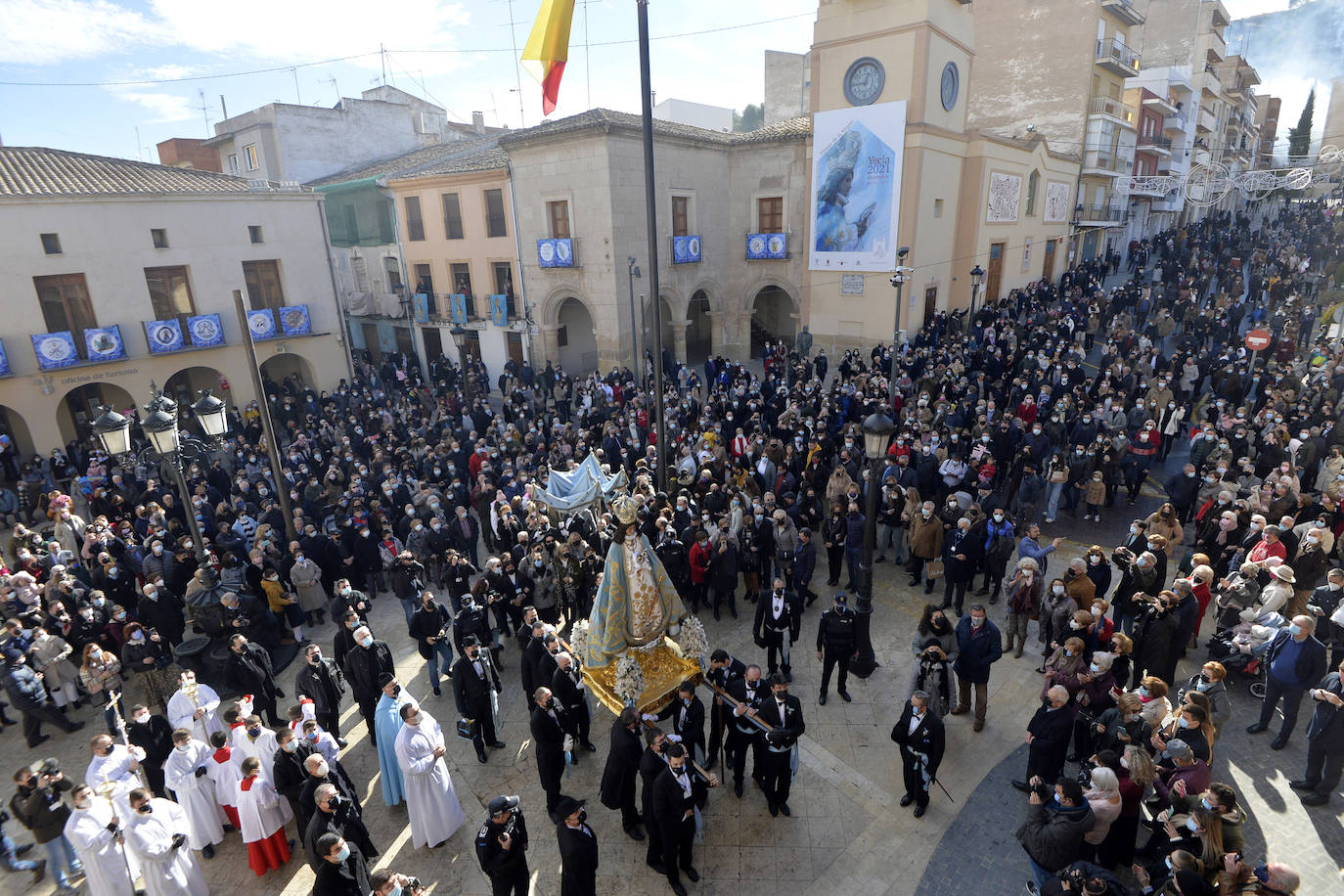 Fotos: Bajada de la Virgen del Castillo en Yecla entre pólvora y repiques de campanas