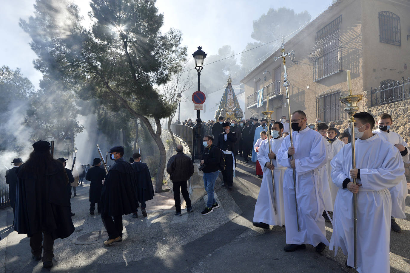 Fotos: Bajada de la Virgen del Castillo en Yecla entre pólvora y repiques de campanas