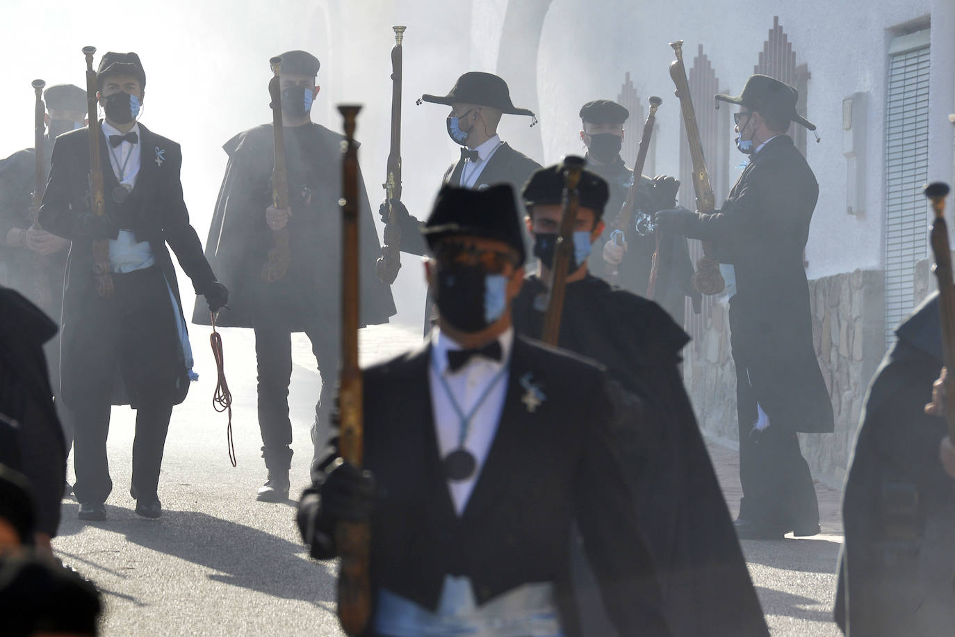 Fotos: Bajada de la Virgen del Castillo en Yecla entre pólvora y repiques de campanas