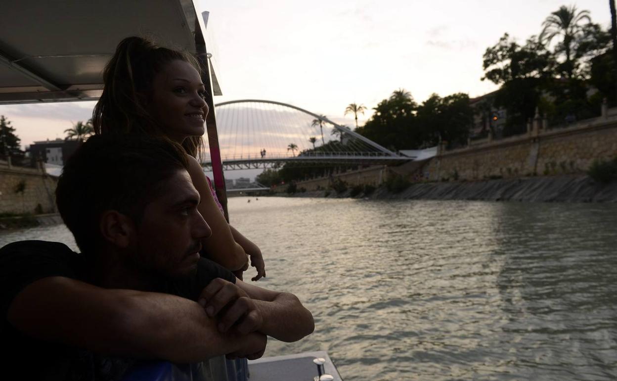 Paseo en la barca solar del Segura en una imagen de archivo.