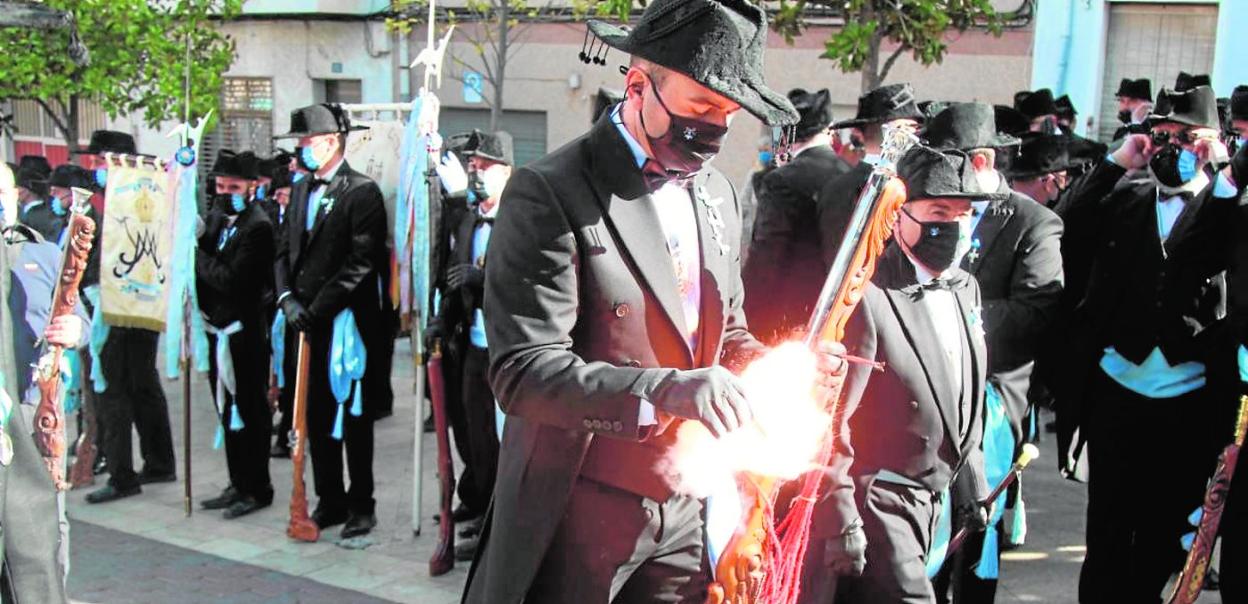 El Clavario de la Bandera, Juan Puche Forte, asciende disparando el arcabuz hasta la Iglesia Vieja de Yecla. 