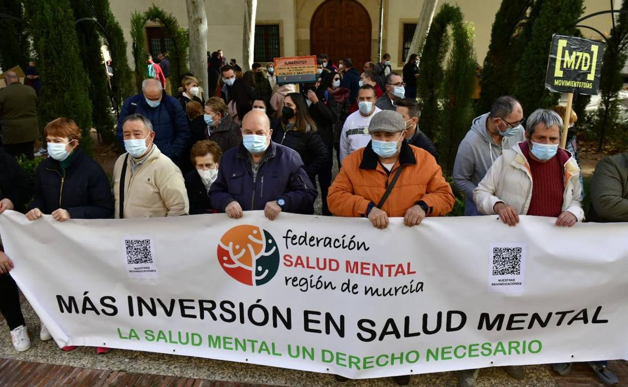 Protesta de la Federación Salud Mental a las puertas del Palacio de San Esteban. 