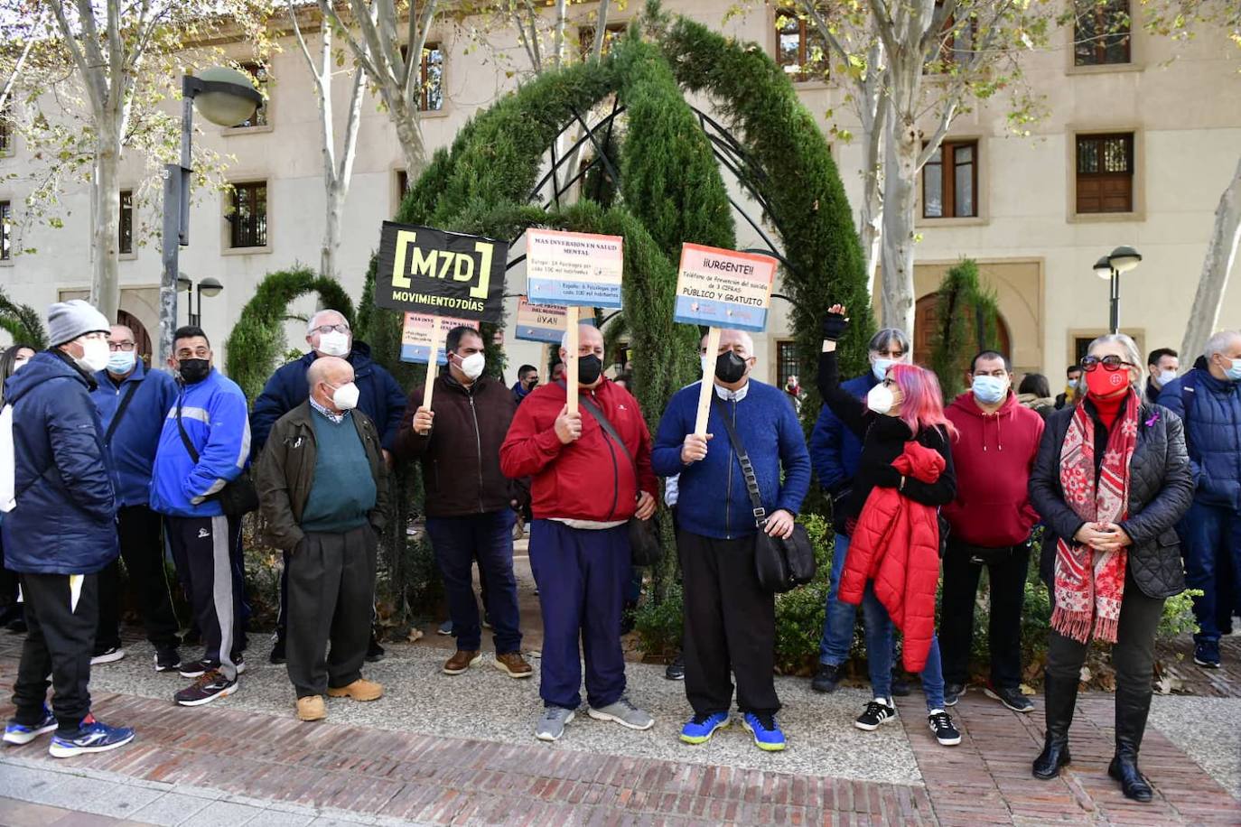 Fotos: La Federación de Salud Mental vuelve a pedir más inversión frente al Palacio de San Esteban
