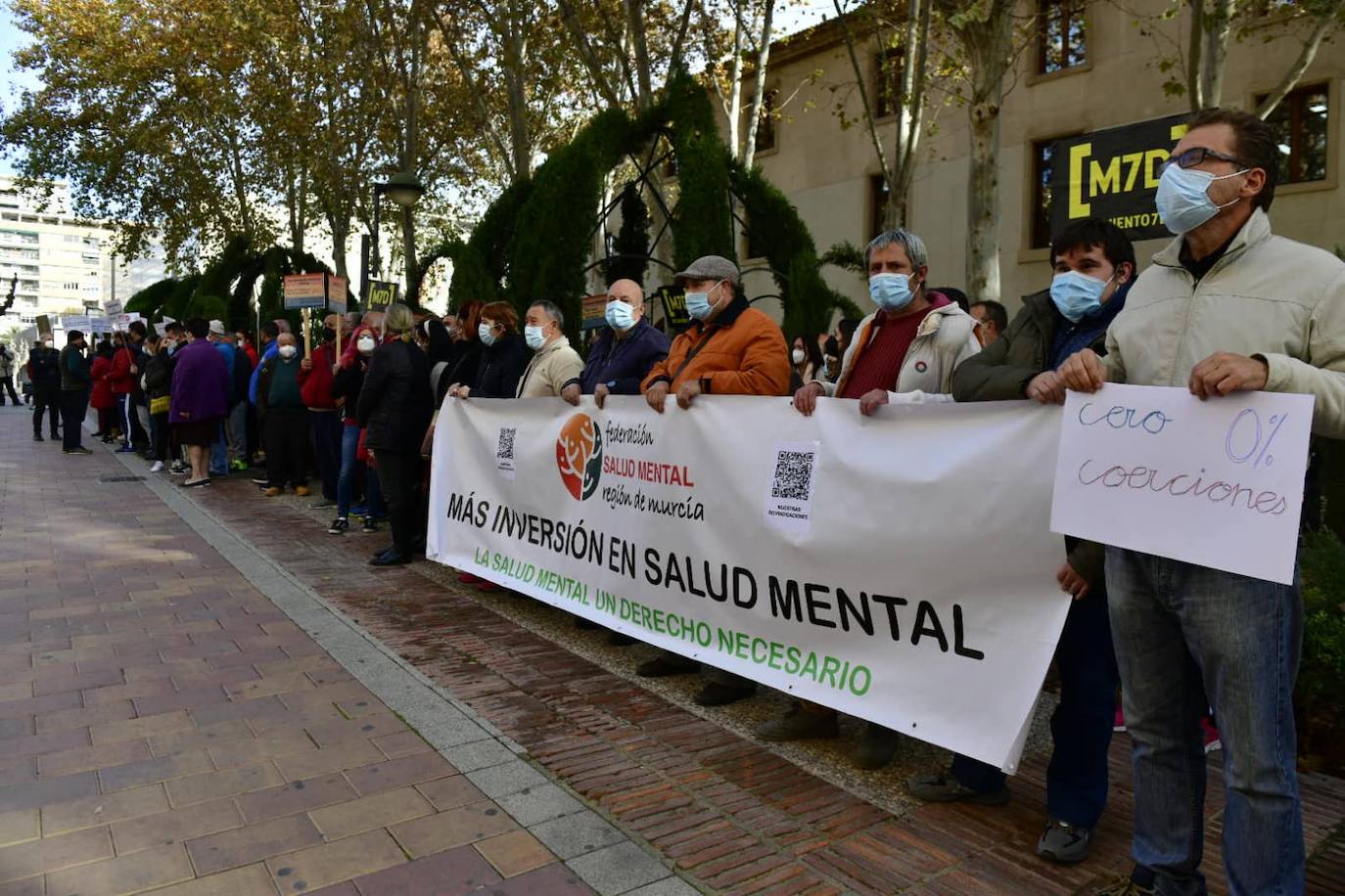 Fotos: La Federación de Salud Mental vuelve a pedir más inversión frente al Palacio de San Esteban