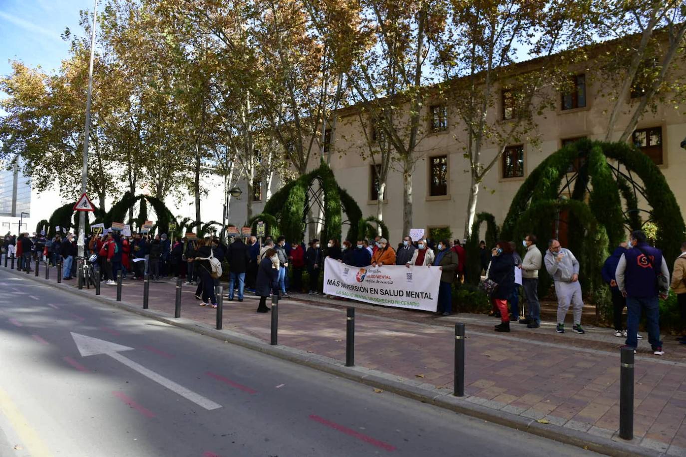 Fotos: La Federación de Salud Mental vuelve a pedir más inversión frente al Palacio de San Esteban